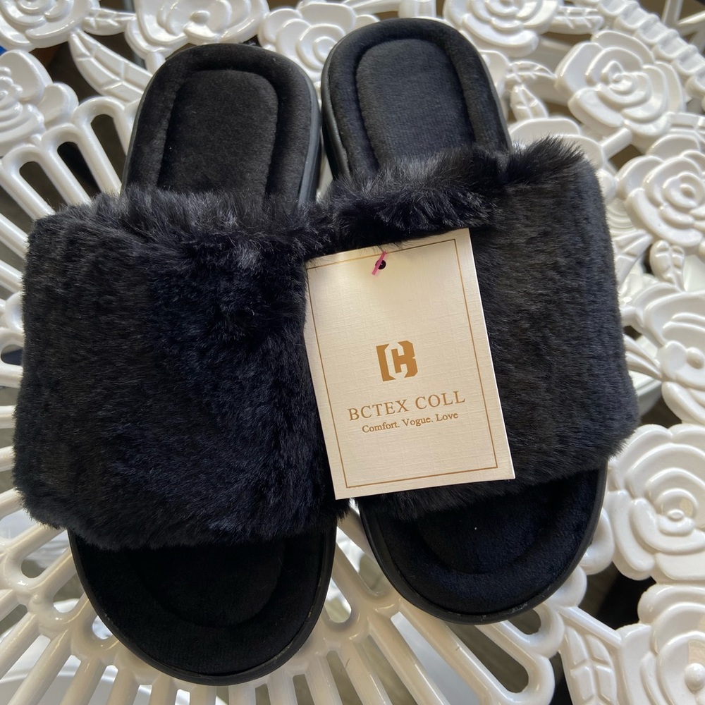 New Women’s fur slides size 5/6